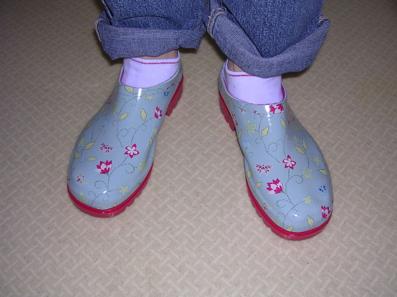 Cutie_gardening_clogs_1