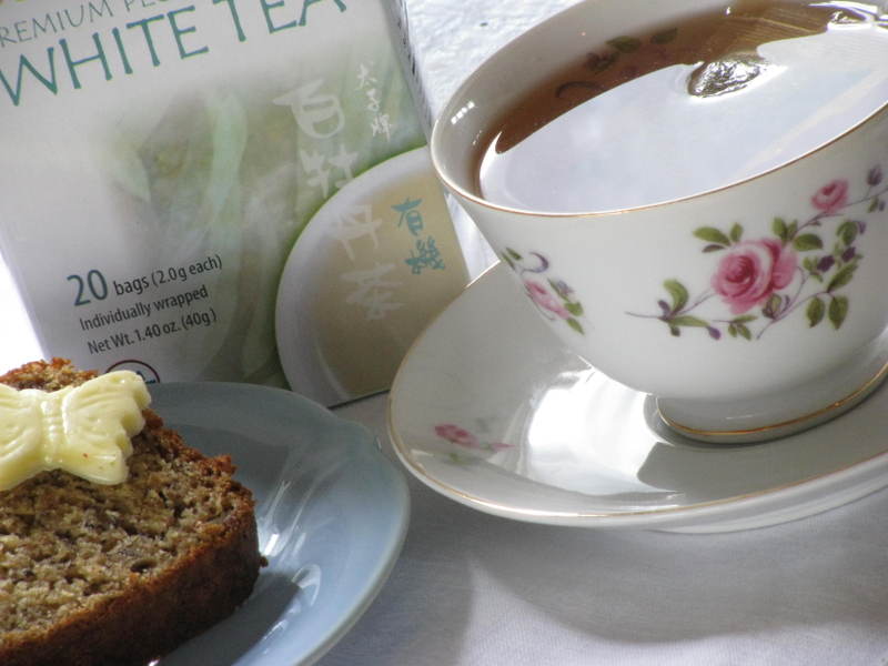 Flax_banana_bread_and_tea