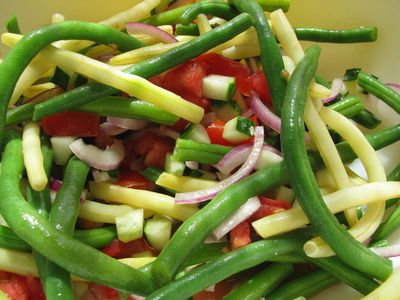 String bean salad with red onion and tomato